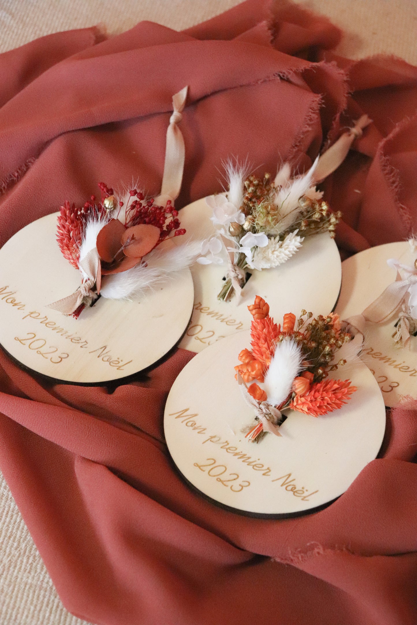 Boules de noël en bois et fleurs séchées (personnalisable)