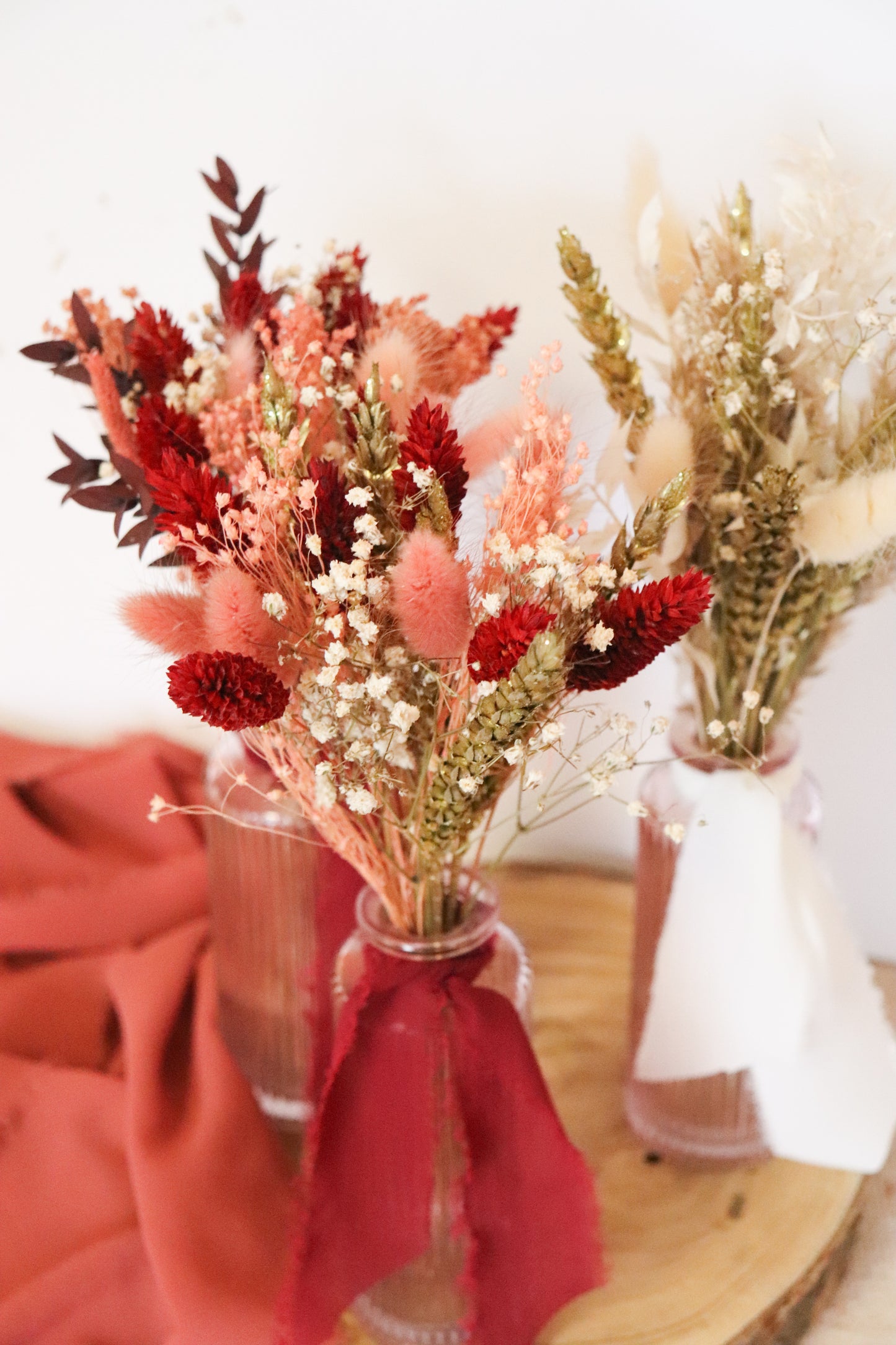 Bouquet de fleurs séchées et sa fiole rose