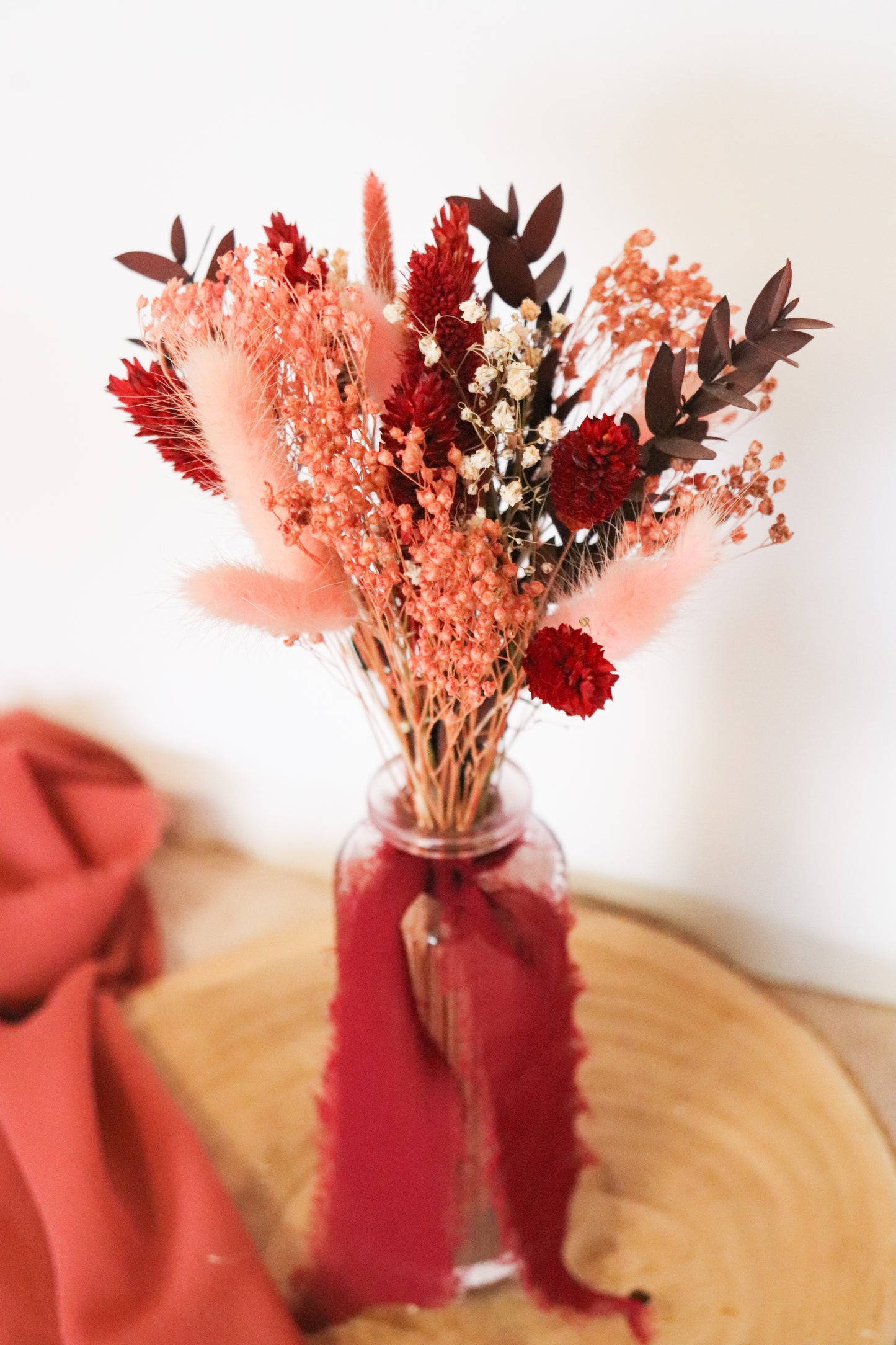 Bouquet de fleurs séchées et sa fiole rose
