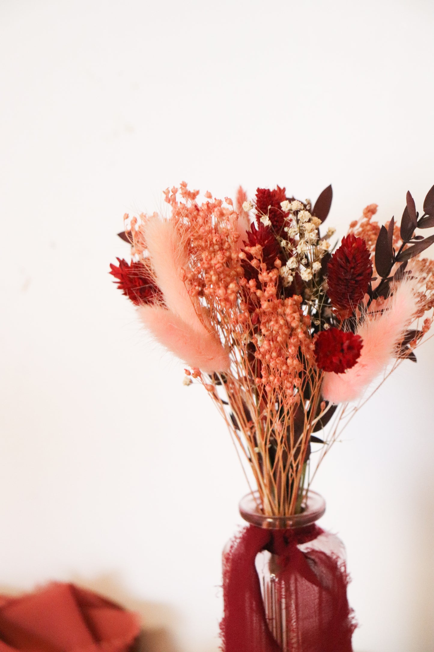 Bouquet de fleurs séchées et sa fiole rose