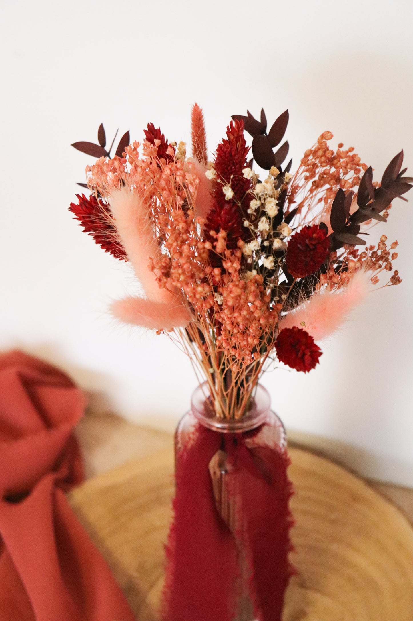 Bouquet de fleurs séchées et sa fiole rose