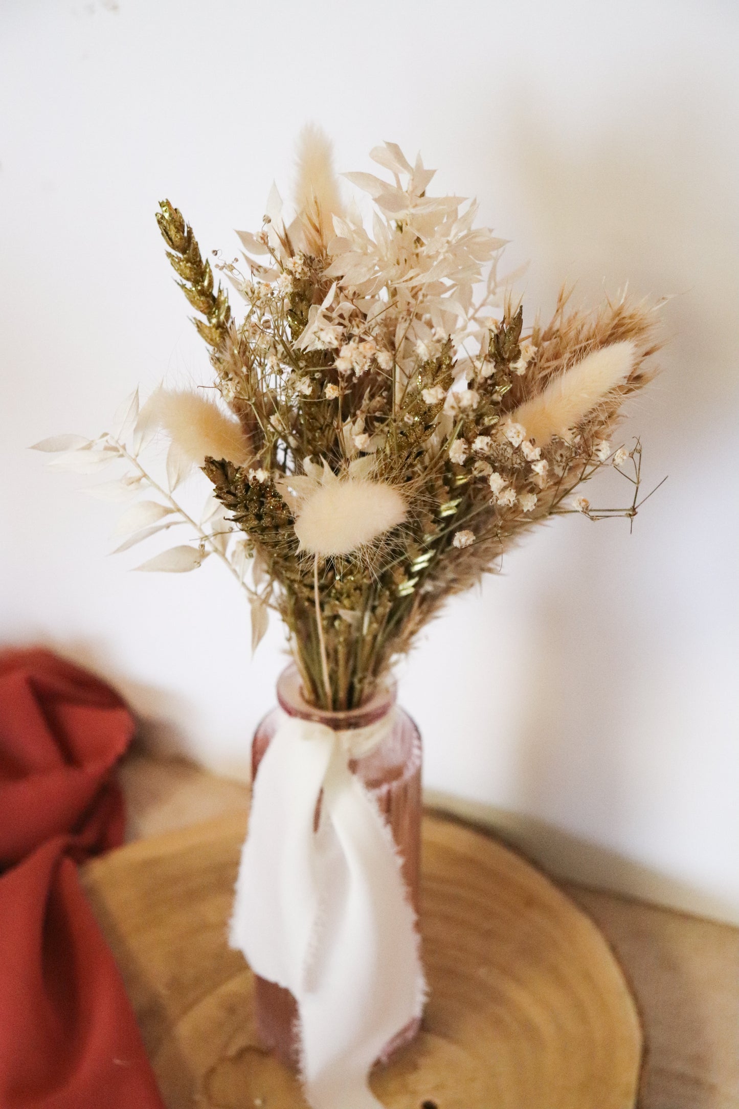 Bouquet de fleurs séchées et sa fiole rose
