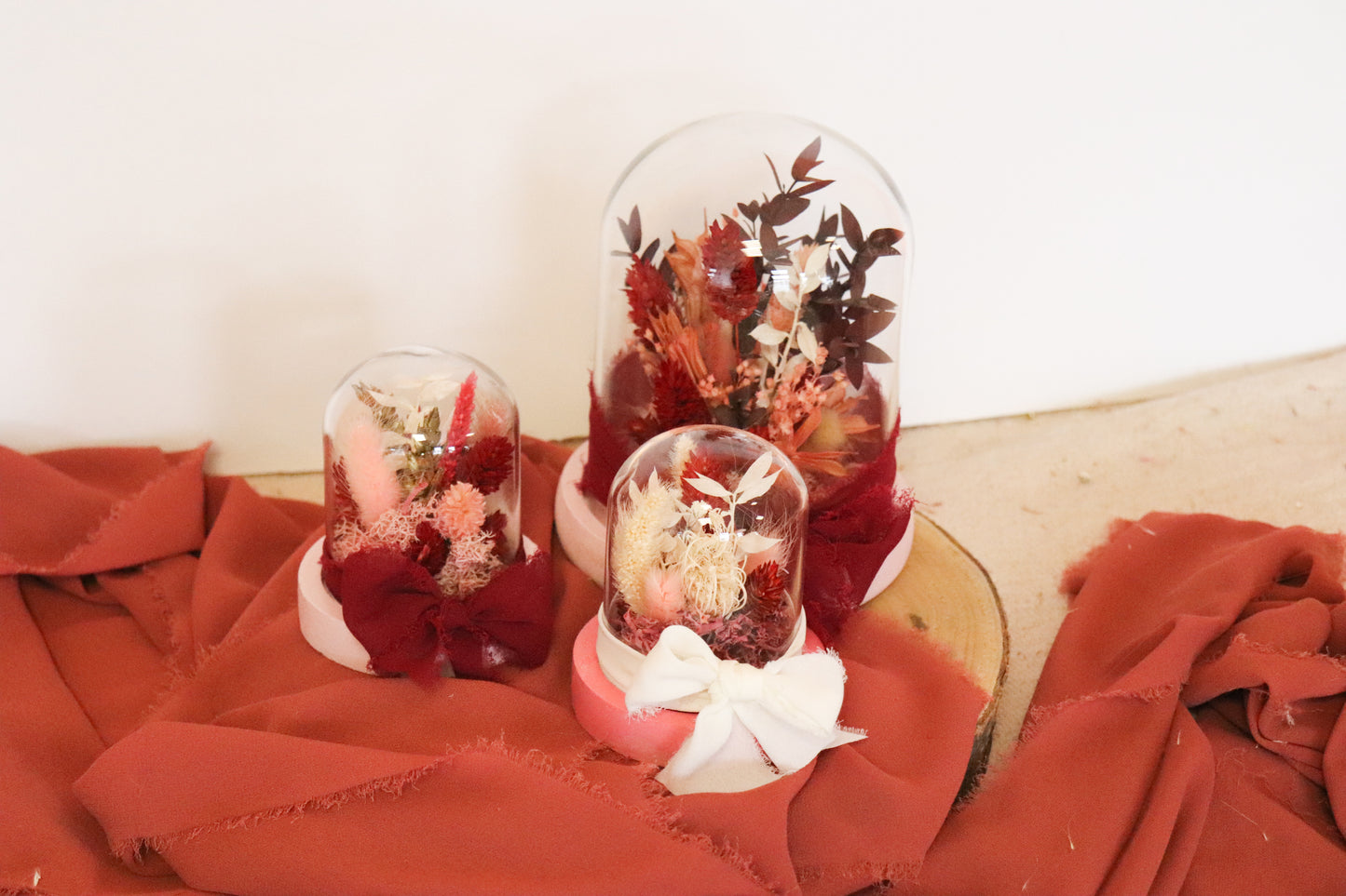 Cloche en fleurs séchées rouge et rose