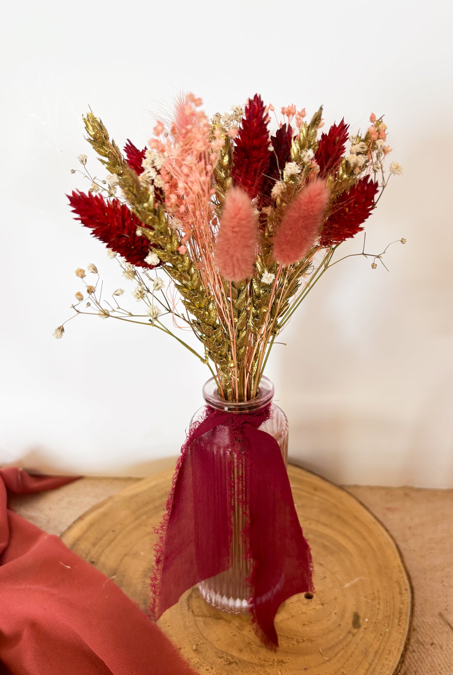 Bouquet de fleurs séchées et sa fiole rose