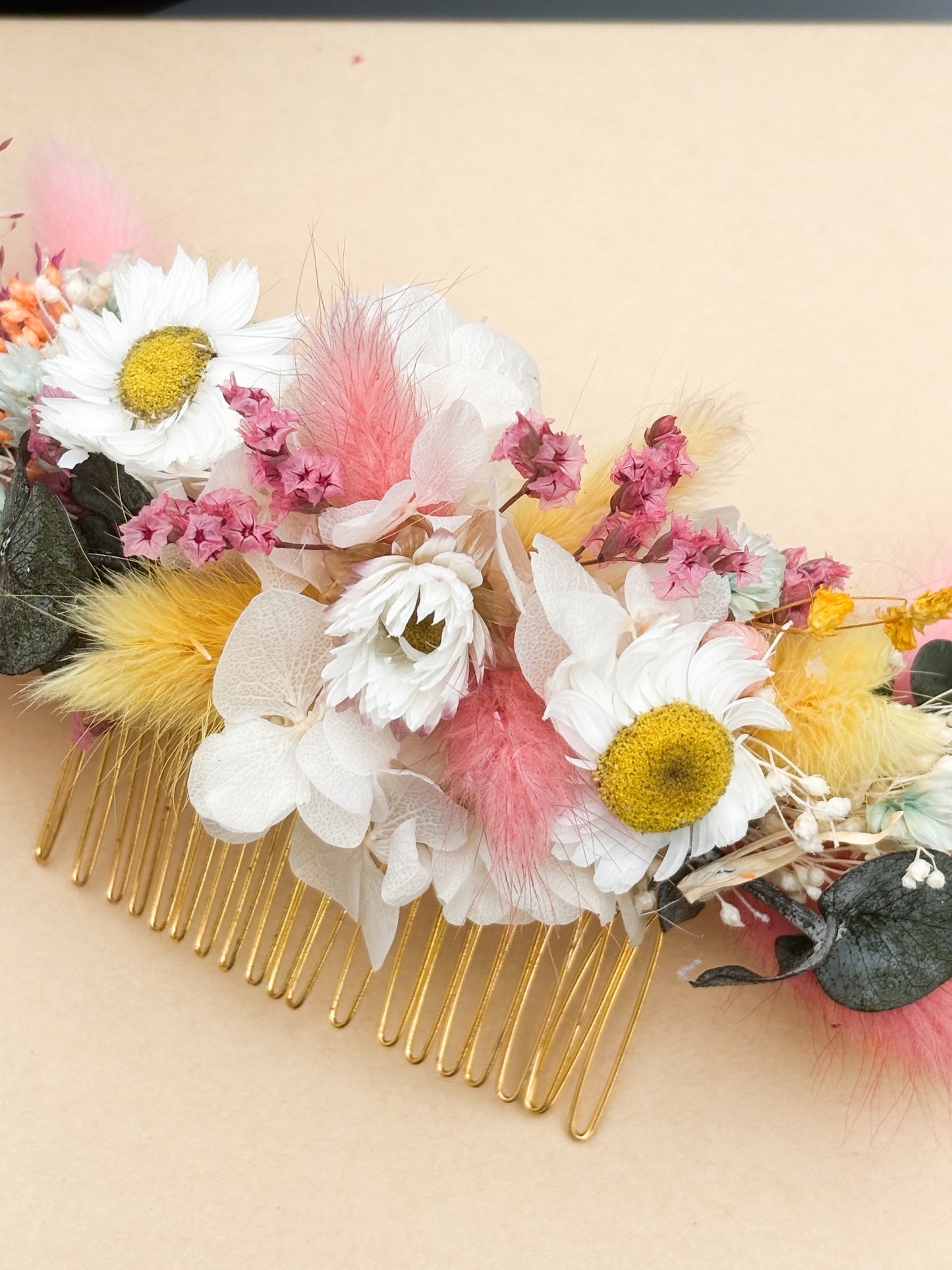 Peigne en fleurs séchées et stabilisées sur mesure