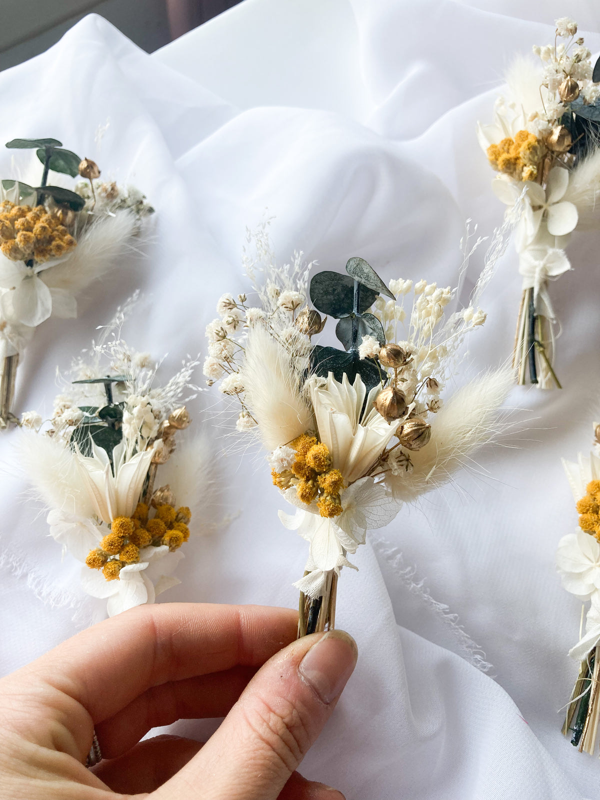 Boutonnière en fleurs séchées et stabilisées